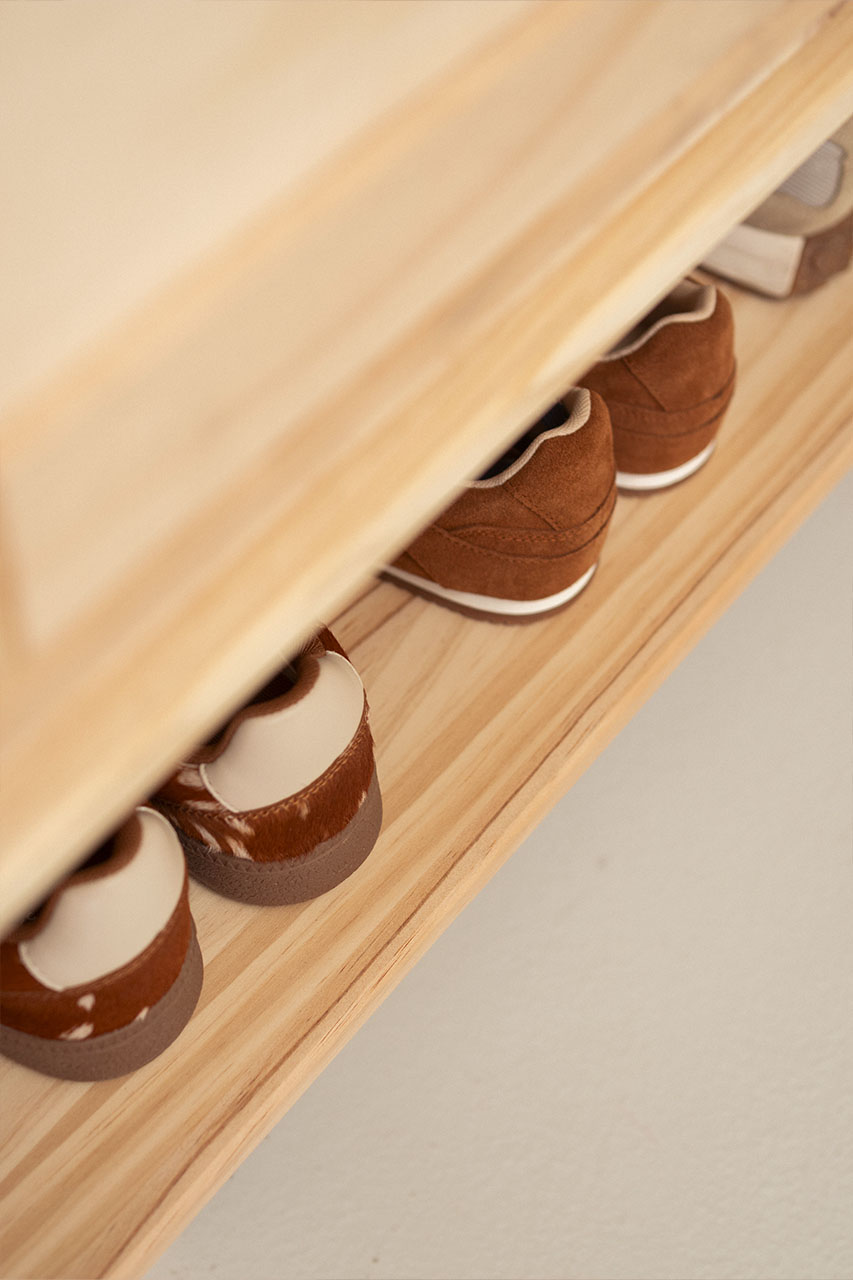 Imagen de ambiente 4 para:Armario zapatero con puertas de madera de pino